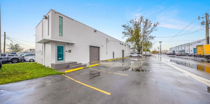 Propiedad comercial en Hialeah, Florida № 2263350
