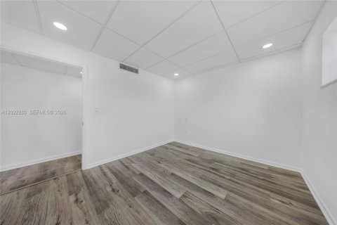 Propiedad comercial en venta en Hialeah, Florida № 2263350 - foto 23