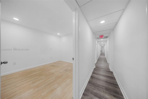 Propiedad comercial en venta en Hialeah, Florida № 2263350 - foto 25