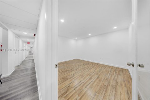 Propiedad comercial en venta en Hialeah, Florida № 2263350 - foto 26