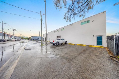 Propiedad comercial en venta en Hialeah, Florida № 2263350 - foto 2