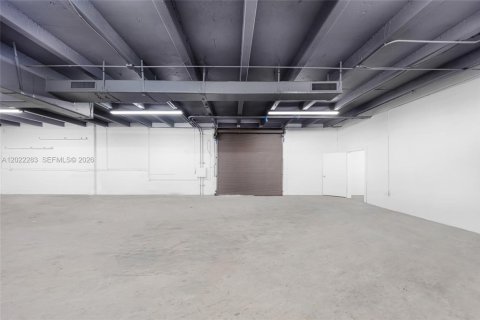 Propiedad comercial en venta en Hialeah, Florida № 2263350 - foto 11