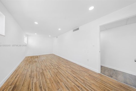 Propiedad comercial en venta en Hialeah, Florida № 2263350 - foto 18