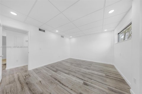 Propiedad comercial en venta en Hialeah, Florida № 2263350 - foto 19