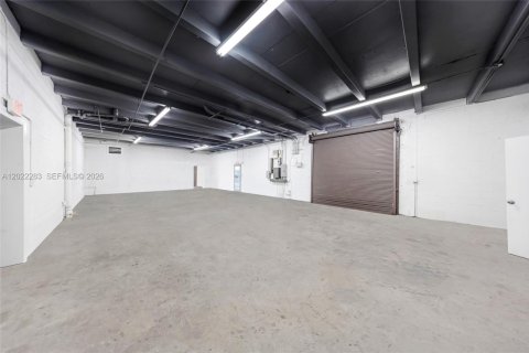 Propiedad comercial en venta en Hialeah, Florida № 2263350 - foto 6