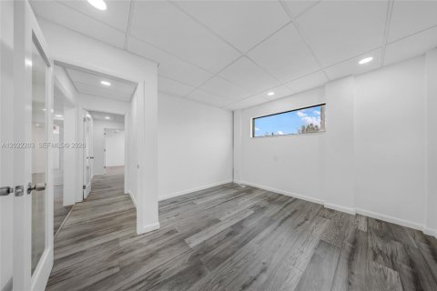 Propiedad comercial en venta en Hialeah, Florida № 2263350 - foto 16