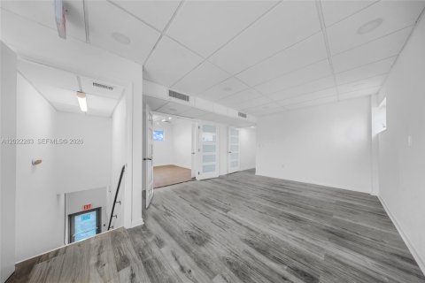 Propiedad comercial en venta en Hialeah, Florida № 2263350 - foto 5