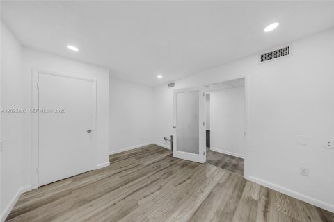 Propiedad comercial en venta en Hialeah, Florida № 2263350 - foto 29