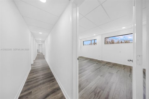 Propiedad comercial en venta en Hialeah, Florida № 2263350 - foto 24