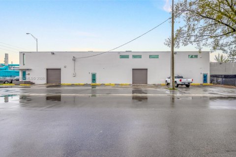 Propiedad comercial en venta en Hialeah, Florida № 2263350 - foto 3