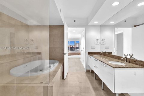 Apartamento en alquiler en Sunny Isles Beach, Florida, 2 dormitorios, 175.21 m2 № 1995524 - foto 10