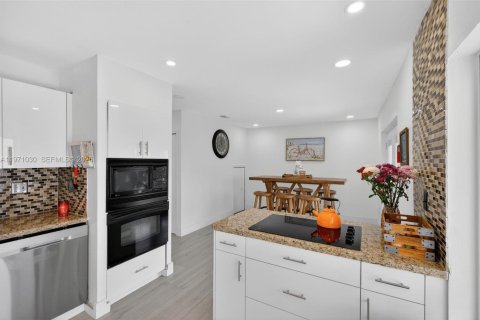 Villa ou maison à vendre à Miami, Floride: 3 chambres, 132.39 m2 № 2041360 - photo 16