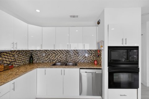 Villa ou maison à vendre à Miami, Floride: 3 chambres, 132.39 m2 № 2041360 - photo 17