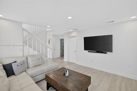 Villa ou maison à vendre à Miami, Floride: 3 chambres, 132.39 m2 № 2041360 - photo 6