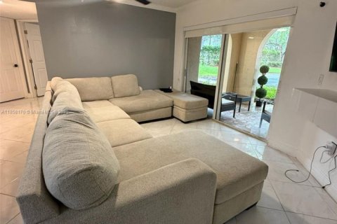 Condo in Miramar, Florida, 3 bedrooms  № 1891989 - photo 2