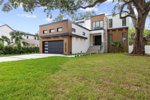 House in Tampa, Florida 6 bedrooms, 454.38 sq.m. № 2235393