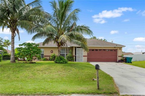 House in Cape Coral, Florida 3 bedrooms, 132.11 sq.m. № 2294559