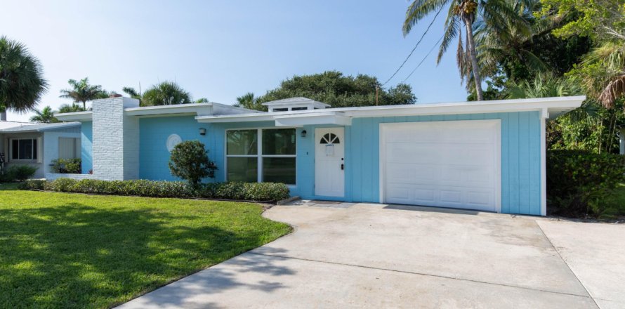 House in Fort Pierce, Florida 3 bedrooms, 163.88 sq.m. № 1002480