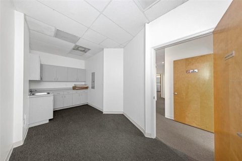 Immobilier commercial à louer à Tampa, Floride: 1770.44 m2 № 2166708 - photo 9