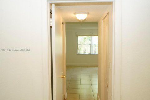 Condo in Sunrise, Florida, 2 bedrooms  № 1738437 - photo 17