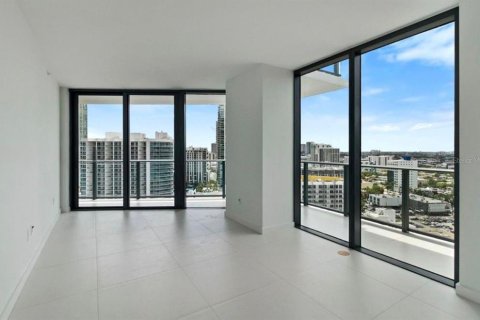 Condo in Miami, Florida, 2 bedrooms № 2205817 - photo 7