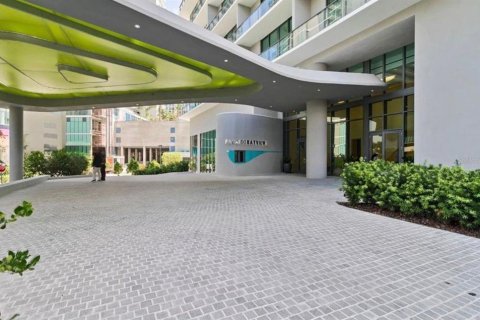 Condo in Miami, Florida, 2 bedrooms № 2205817 - photo 2