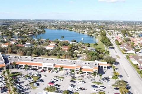 Propiedad comercial en venta en Hialeah, Florida № 1536831 - foto 9