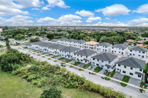 Townhouse in Miami, Florida 5 bedrooms, 233.93 sq.m. № 1887397 - photo 1
