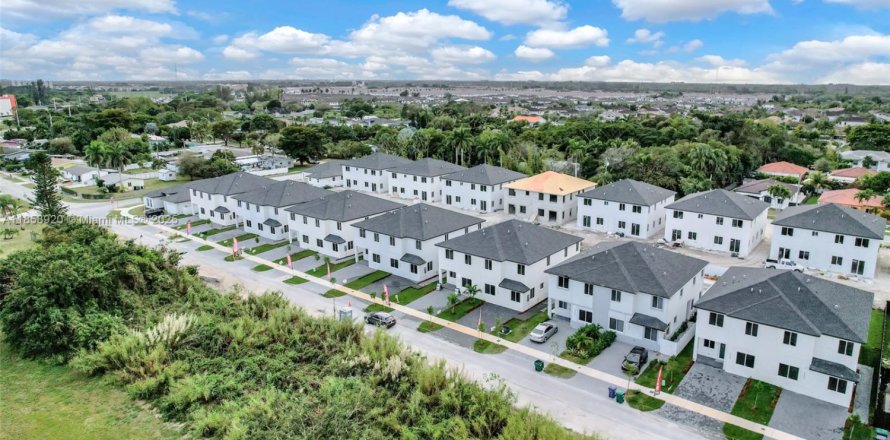 Townhouse in Miami, Florida 5 bedrooms, 233.93 sq.m. № 1887397