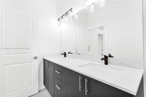 Townhouse in Miami, Florida 5 bedrooms, 233.93 sq.m. № 1887397 - photo 19