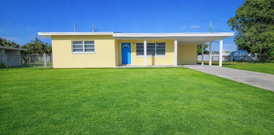 House in Port St. Lucie, Florida 2 bedrooms, 95.41 sq.m. № 2084196
