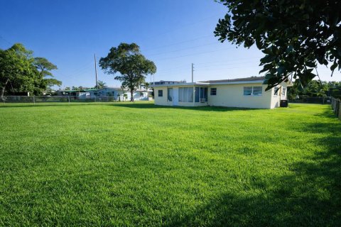 House in Port St. Lucie, Florida 2 bedrooms, 95.41 sq.m. № 2084196 - photo 2