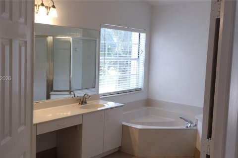 Villa ou maison à louer à Weston, Floride: 4 chambres, 242.47 m2 № 2071774 - photo 14
