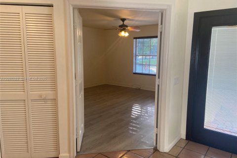Villa ou maison à louer à Weston, Floride: 4 chambres, 242.47 m2 № 2071774 - photo 10