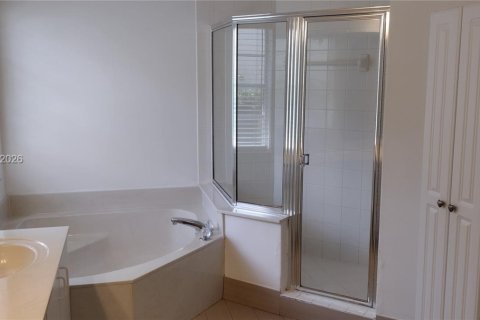 Villa ou maison à louer à Weston, Floride: 4 chambres, 242.47 m2 № 2071774 - photo 15