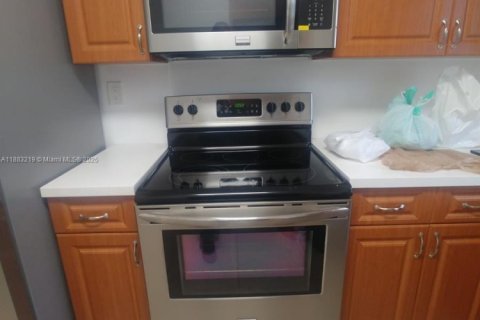 Снять в аренду кондоминиум в Лодерхилл, Флорида 2 спальни, 101.45м2, № 1929725 - фото 1