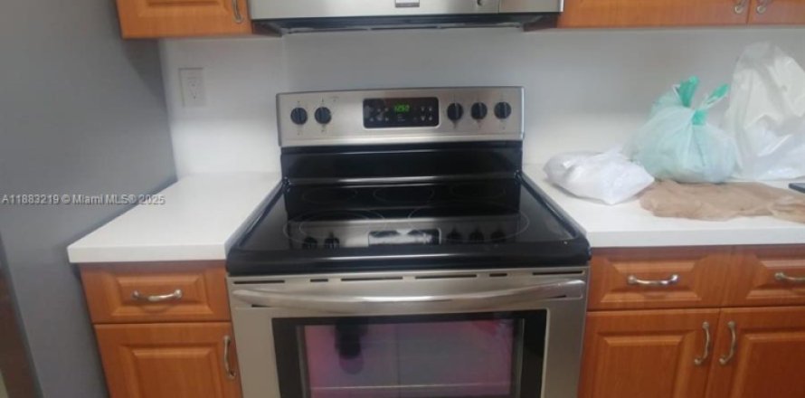 Кондоминиум с 2 спальнями в Лодерхилл, Флорида № 1929725