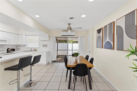 Commercial property in Fort Lauderdale, Florida 302.68 sq.m. № 1936510 - photo 23