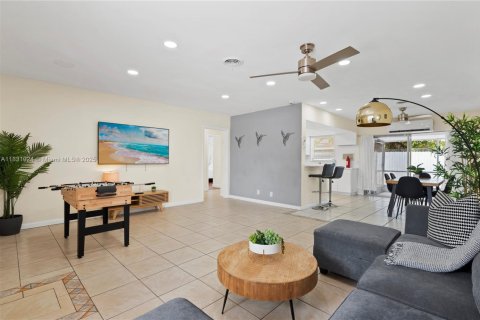 Commercial property in Fort Lauderdale, Florida 302.68 sq.m. № 1936510 - photo 21