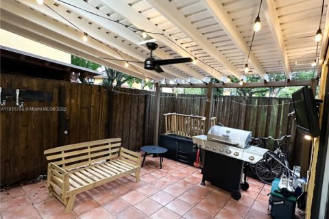 Touwnhouse à vendre à Miami, Floride: 2 chambres, 127.74 m2 № 1779657 - photo 7