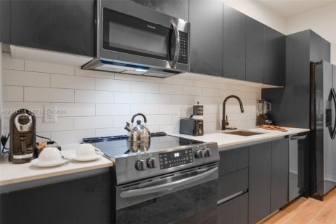Condo in Miami, Florida, 1 bedroom  № 2253846 - photo 11