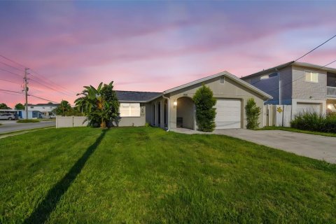 House in Hudson, Florida 3 bedrooms, 135.82 sq.m. № 1878086 - photo 1