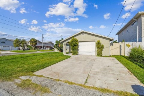 House in Hudson, Florida 3 bedrooms, 135.82 sq.m. № 1878086 - photo 2