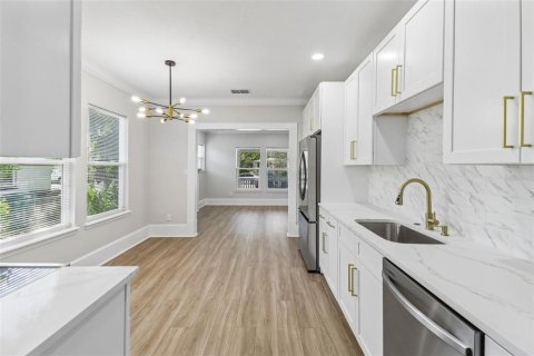 House in Orlando, Florida 4 bedrooms, 137.77 sq.m. № 2227052 - photo 4