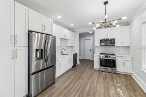 House in Orlando, Florida 4 bedrooms, 137.77 sq.m. № 2227052 - photo 7