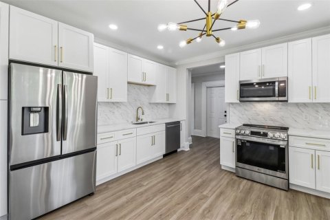 House in Orlando, Florida 4 bedrooms, 137.77 sq.m. № 2227052 - photo 2
