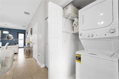 Condo in Doral, Florida, 2 bedrooms  № 1990136 - photo 23