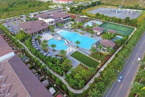 Condo in Doral, Florida, 2 bedrooms  № 1990136 - photo 13