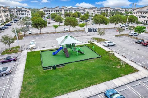 Condo in Doral, Florida, 2 bedrooms  № 1990136 - photo 30