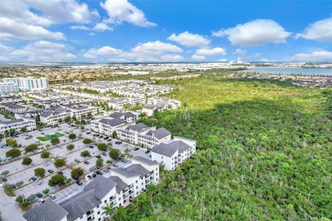 Condo in Doral, Florida, 2 bedrooms  № 1990136 - photo 10